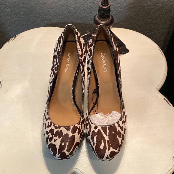 Calvin Klein leopard print platform heels size 8 new in box - Picture 2 of 9